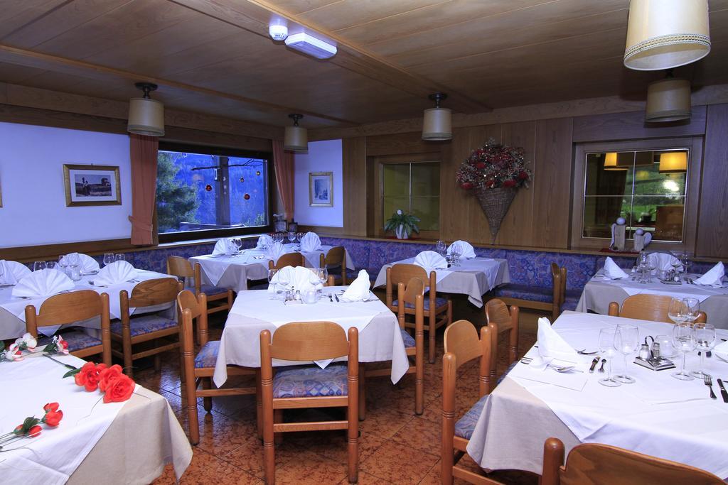 Hotel Panorama Cavalese Bagian luar foto